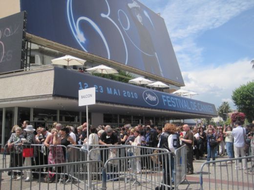 People outside marché hoping for Woody Allen screening invites